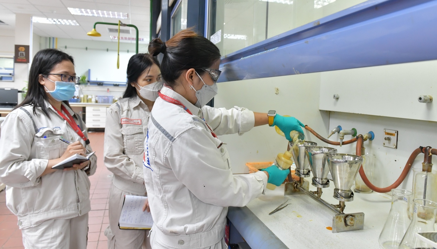 Các nữ kỹ sư, cán bộ nghiên cứu của Petrovietnam