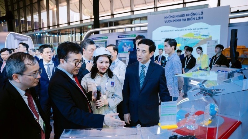 Chị Trương Thị Thu Hà cùng ban lãnh đạo BSR báo cáo quá trình sản xuất, cung ứng nhiên liệu quốc phòng với Đại tướng Phan Văn Giang - Ủy viên Bộ Chính trị, Bộ trưởng Bộ Quốc phòng.