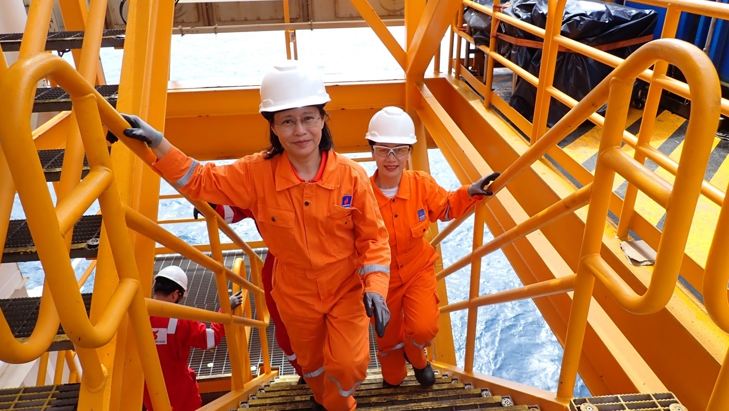 Chị Mai Thị Hoài Hương - Giám đốc Chi nhánh PVTrans OFS trong một chuyến thăm giàn CPP Sao Vàng.