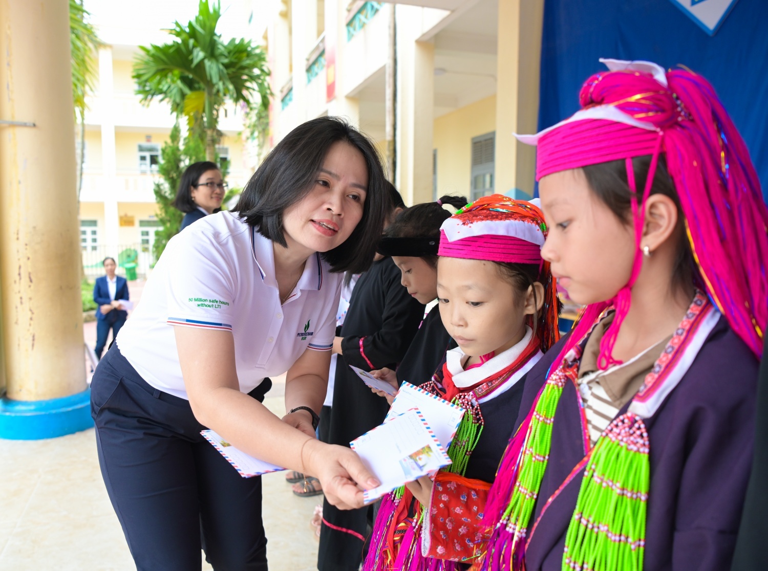 Nữ cán bộ, người lao động Petrovietnam thăm và tặng quà cho học sinh có hoàn cảnh khó khăn tại xã Điền Xá, tỉnh Quảng Ninh