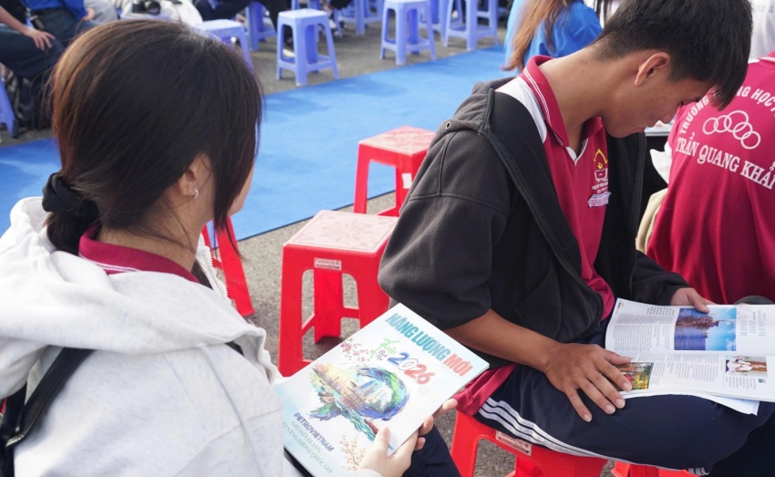 Các em học sinh THPT tìm hiểu thông tin về ngành năng lượng - dầu khí qua Tạp chí Năng lượng Mới.