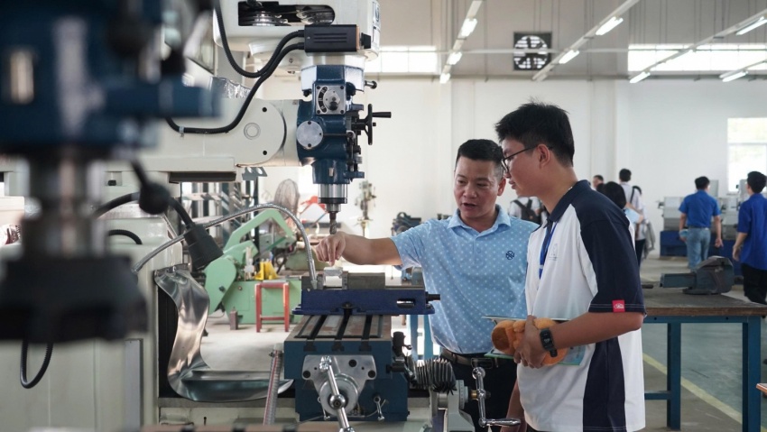 Lễ hội được tổ chức với nhiều hoạt động phong phú, kết hợp giữa văn hóa, thể thao và giáo dục định hướng nghề nghiệp. (Ảnh: Học sinh THPT tham quan xưởng thực hành gia công cắt gọt kim loại của PV College).