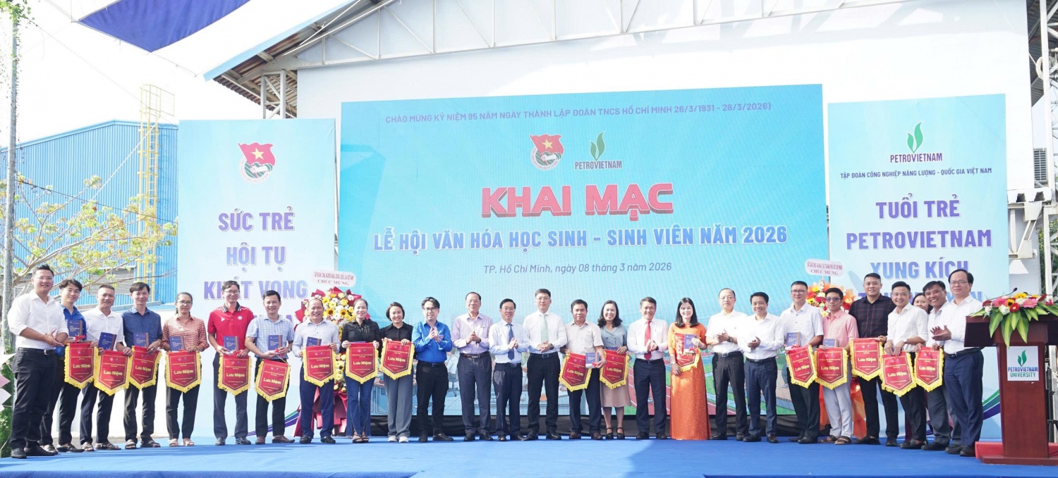 Ban tổ chức đã trao cờ lưu niệm cho các đoàn tham dự và tặng quà cho 16 trường THPT khách mời.
