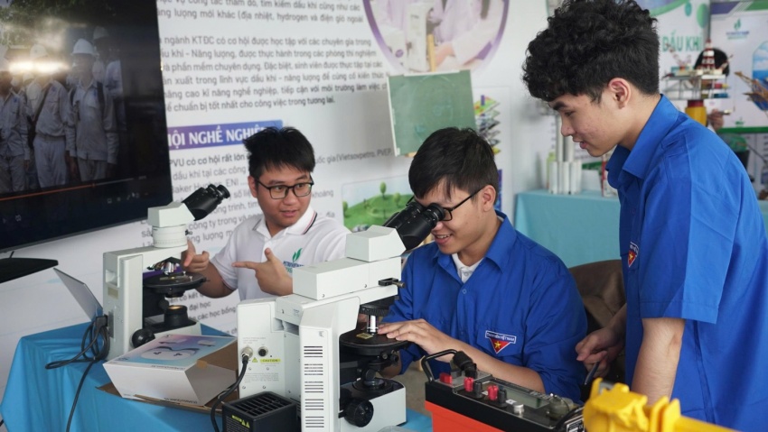 Học sinh, sinh viên tham quan gian hàng triển lãm ngành Địa chất - Địa vật lý của Khoa Dầu khí, PVU.