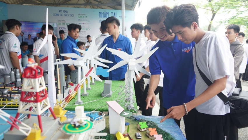 Học sinh, sinh viên thích thú với gian hàng triển lãm về ngành năng lượng - dầu khí của Khoa Dầu khí, PVU.