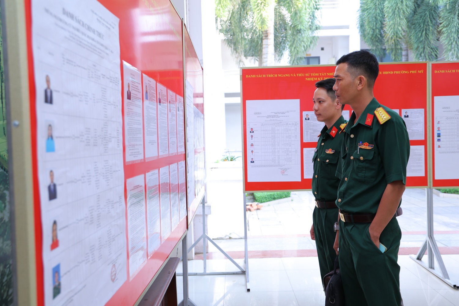 Các cử tri tìm hiểu thông tin về các ứng cử viên ĐBQH và đại biểu HĐND