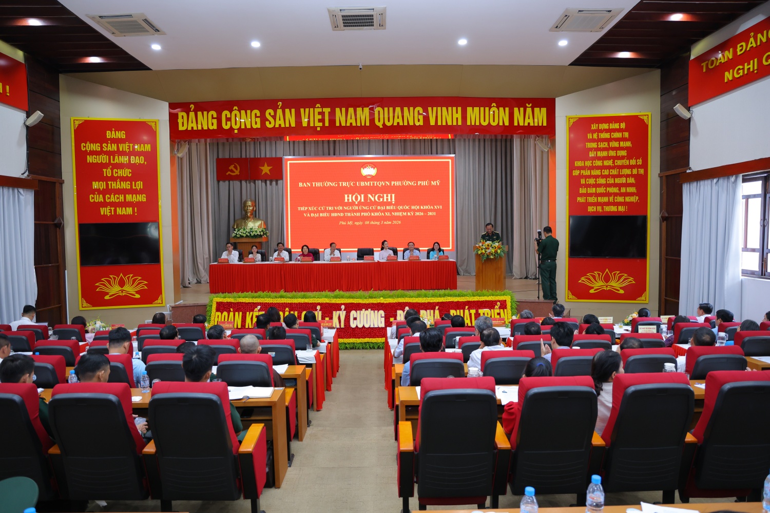 Toàn cảnh hội nghị.