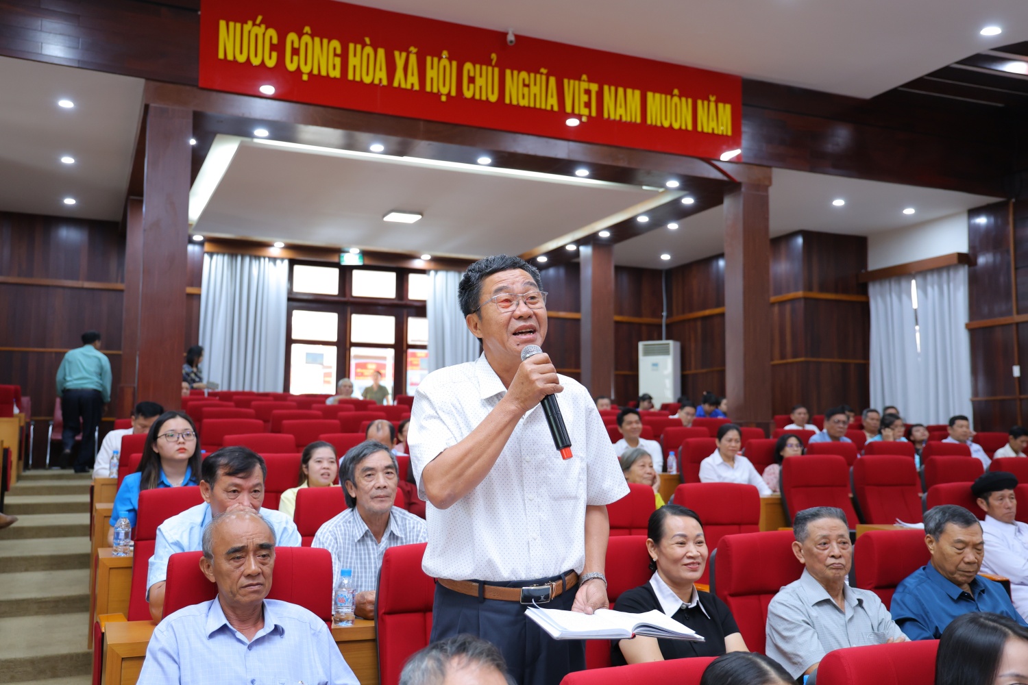 Cử tri Nguyễn Văn Triệu (phường Phú Mỹ) muốn biết trong thời gian tới, Petrovietnam có những chiến lược gì để tiếp tục duy trì, phát triển các nhà máy phân bón, bảo đảm ổn định nguồn cung