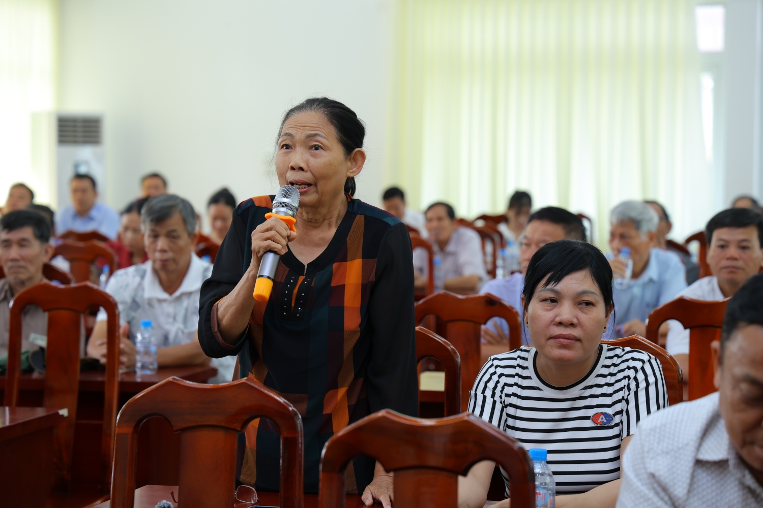 Cử tri Phan Thị Hoa (khu phố Cầu Mới, xã Tân Thành) cảm ơn những chương trình an sinh xã hội ý nghĩa của Petrovietnam tại địa phương.