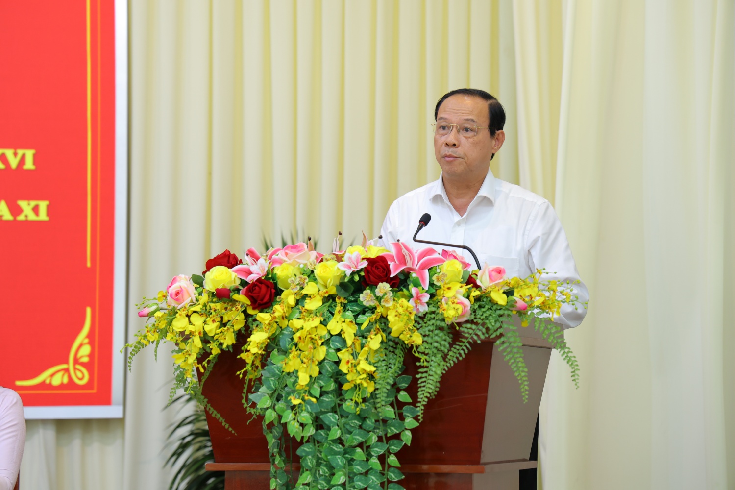 Đồng chí Nguyễn Văn Thọ - Phó Chủ tịch Thường trực HĐND TP Hồ Chí Minh, đại diện các ứng cử viên đại biểu Quốc hội và HĐND đã trao đổi, làm rõ một số nội dung cử tri quan tâm.