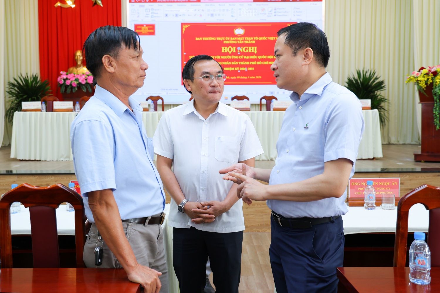 Đồng chí Lê Ngọc Sơn trao đổi với các cử tri về các vấn đề được cử tri quan tâm liên quan đến lĩnh vực năng lượng, dầu khí.