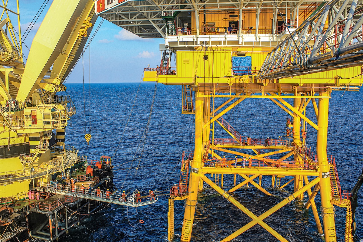 Nhiều công trình siêu trường, siêu trọng do Petrovietnam chế tạo được xuất khẩu. Trong ảnh là tàu kéo sà lan vận chuyển chân đế xuất khẩu ra nước ngoài (ảnh: Ngọc Thịnh)