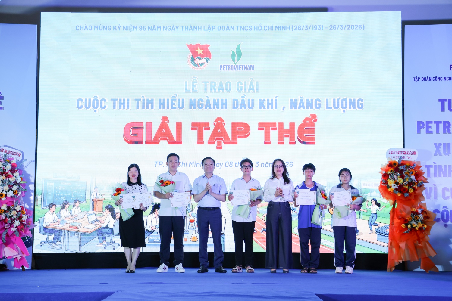 Chủ tịch HĐTV Petrovietnam Lê Ngọc Sơn trao các giải thưởng cho những tập thể đạt thành tích xuất sắc trong cuộc thi “Tìm hiểu ngành Dầu khí và Năng lượng”.