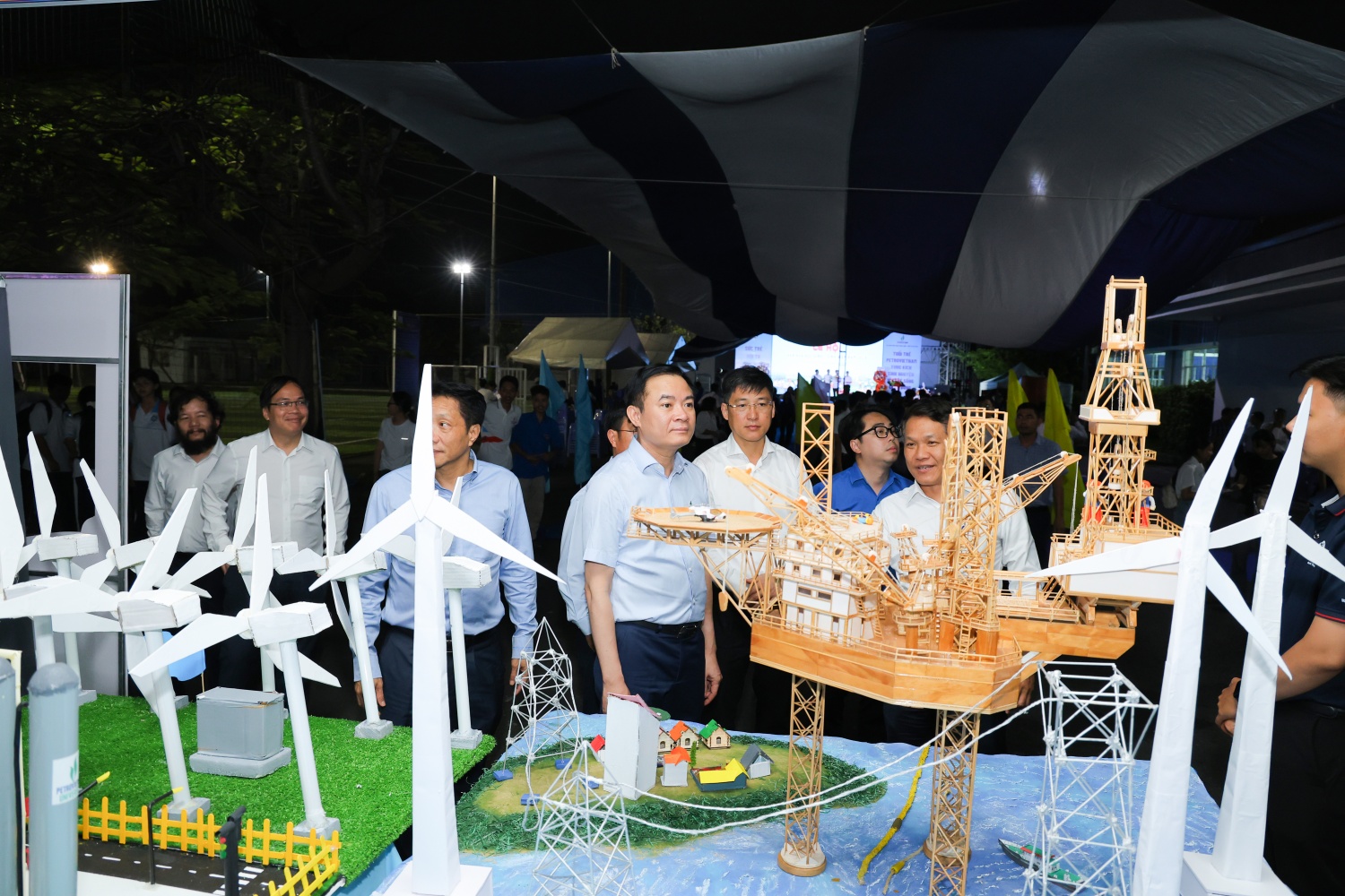 Lãnh đạo Petrovietnam tham quan các gian hàng triển lãm về ngành dầu khí và năng lượng tại lễ hội.