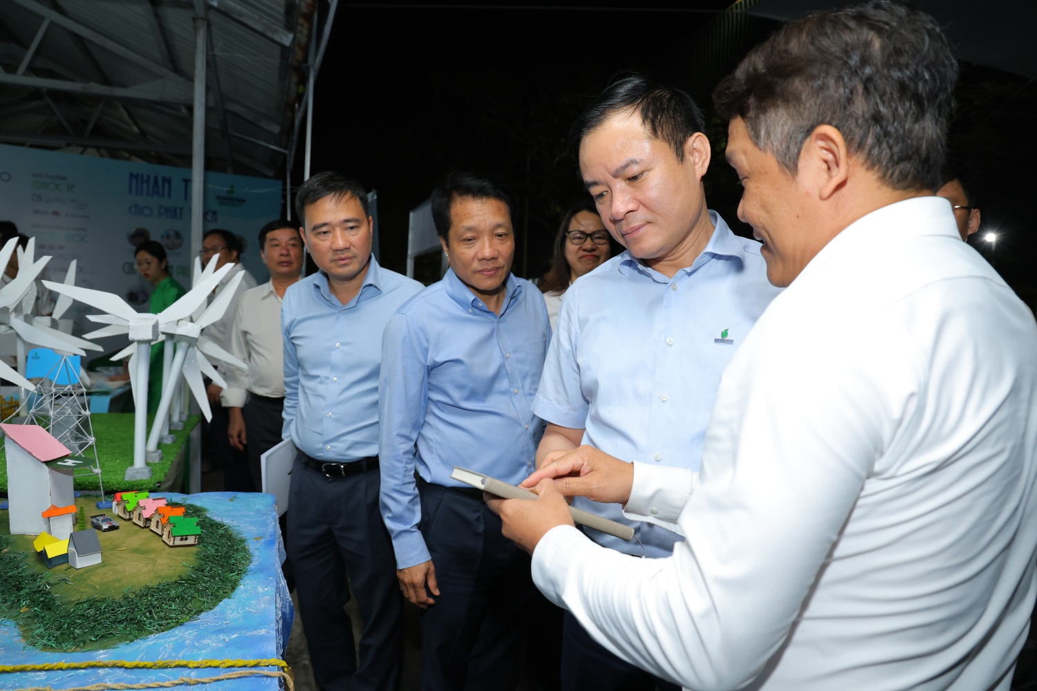Ông Lê Ngọc Sơn - Bí thư Đảng ủy, Chủ tịch Hội đồng Thành viên Petrovietnam, cùng đại diện lãnh đạo các cơ quan Trung ương Đoàn, Thành đoàn TP Hồ Chí Minh, Sở Giáo dục và Đào tạo TP Hồ Chí Minh, lãnh đạo các đơn vị trong Tập đoàn, các nhà trường và đông đảo học sinh, sinh viên tham dự Lễ hội Văn hóa học sinh - sinh viên Petrovietnam lần thứ XIII.