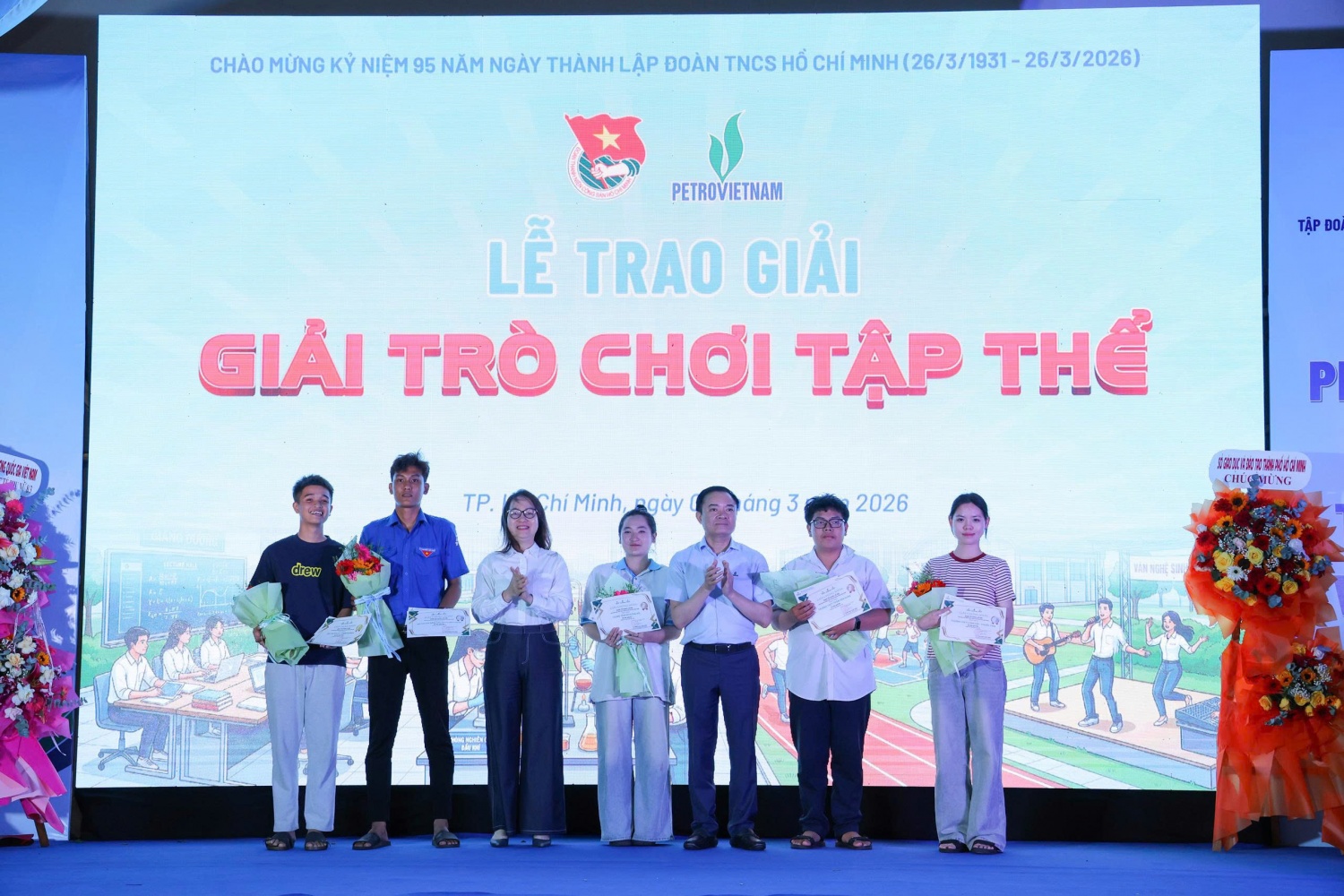 Chủ tịch HĐTV Petrovietnam Lê Ngọc Sơn trao giải cho các tập thể đạt thành tích trong hoạt động trò chơi tại lễ hội.