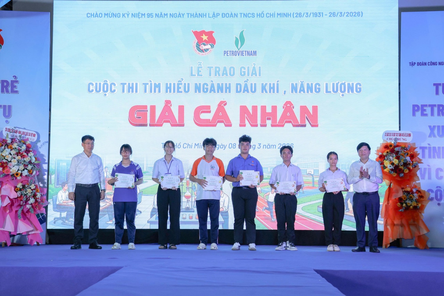 Trao các giải thưởng cho các cá nhân đạt thành tích xuất sắc trong cuộc thi “Tìm hiểu ngành Dầu khí và Năng lượng”.