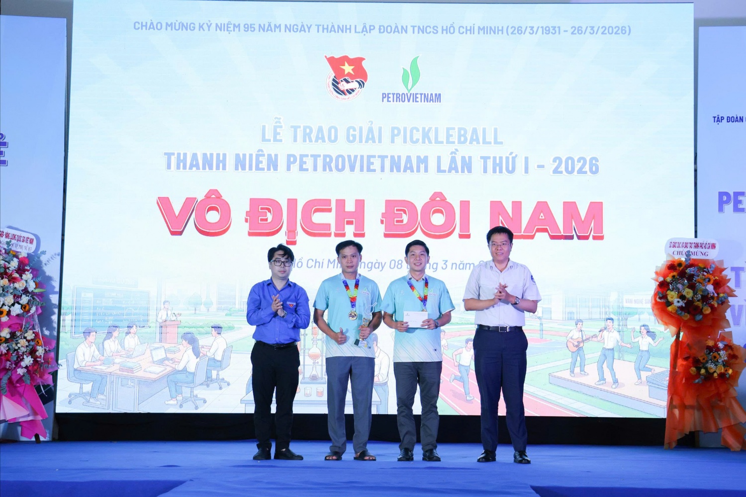 Lãnh đạo Đoàn Thanh niên Tập đoàn trao giải Giải Pickleball Petrovietnam 2026.