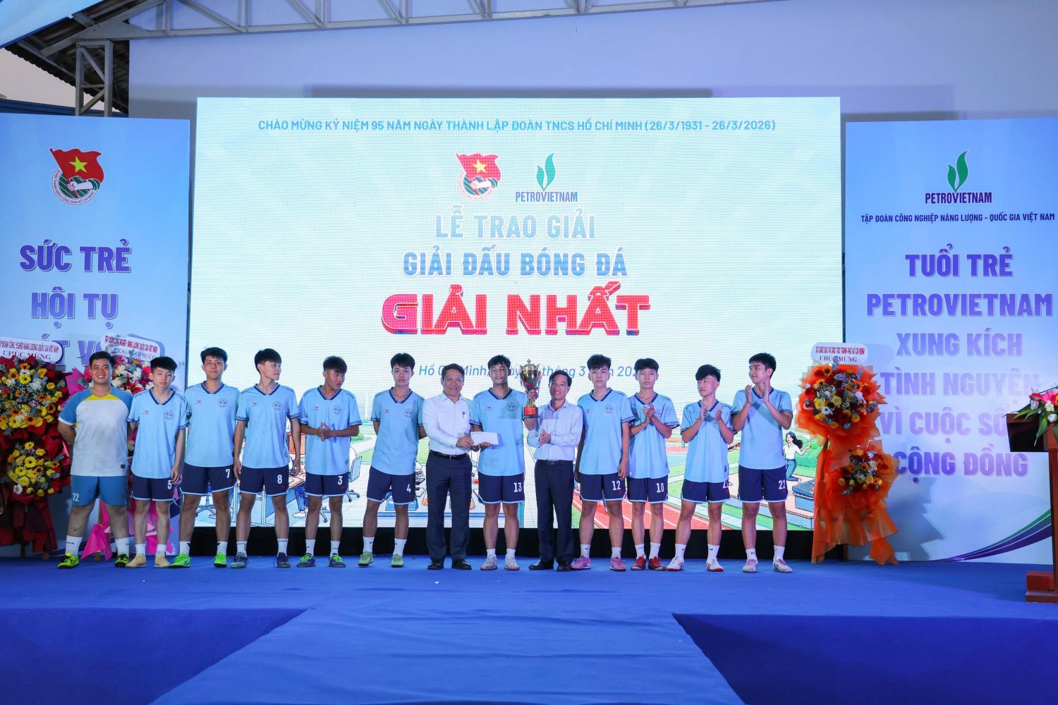 Lãnh đạo PVU và PV College trao cúp Vô địch Giải bóng đá nam.