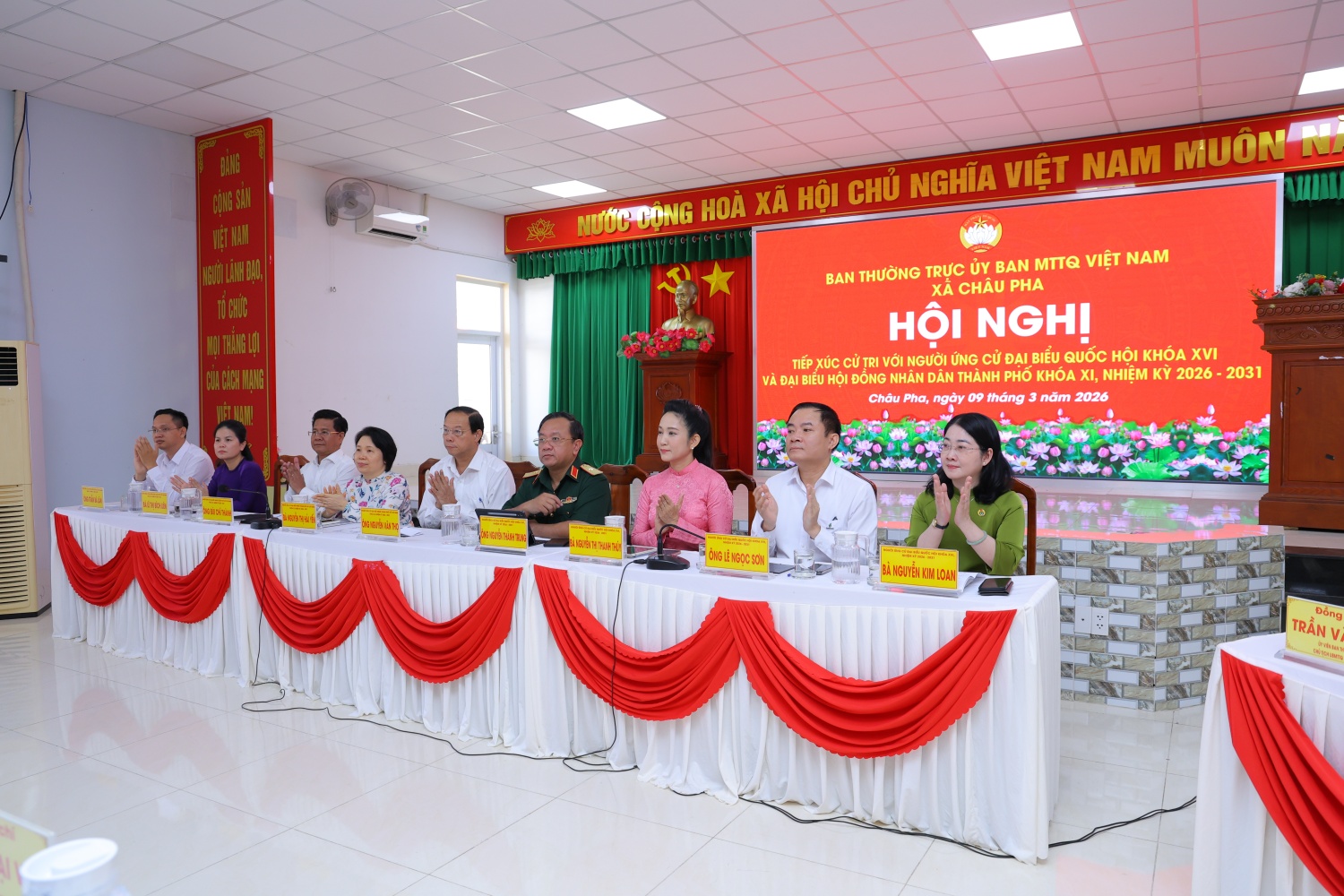 Các ứng cử viên ĐBQH và đại biểu HĐND tham gia hội nghị