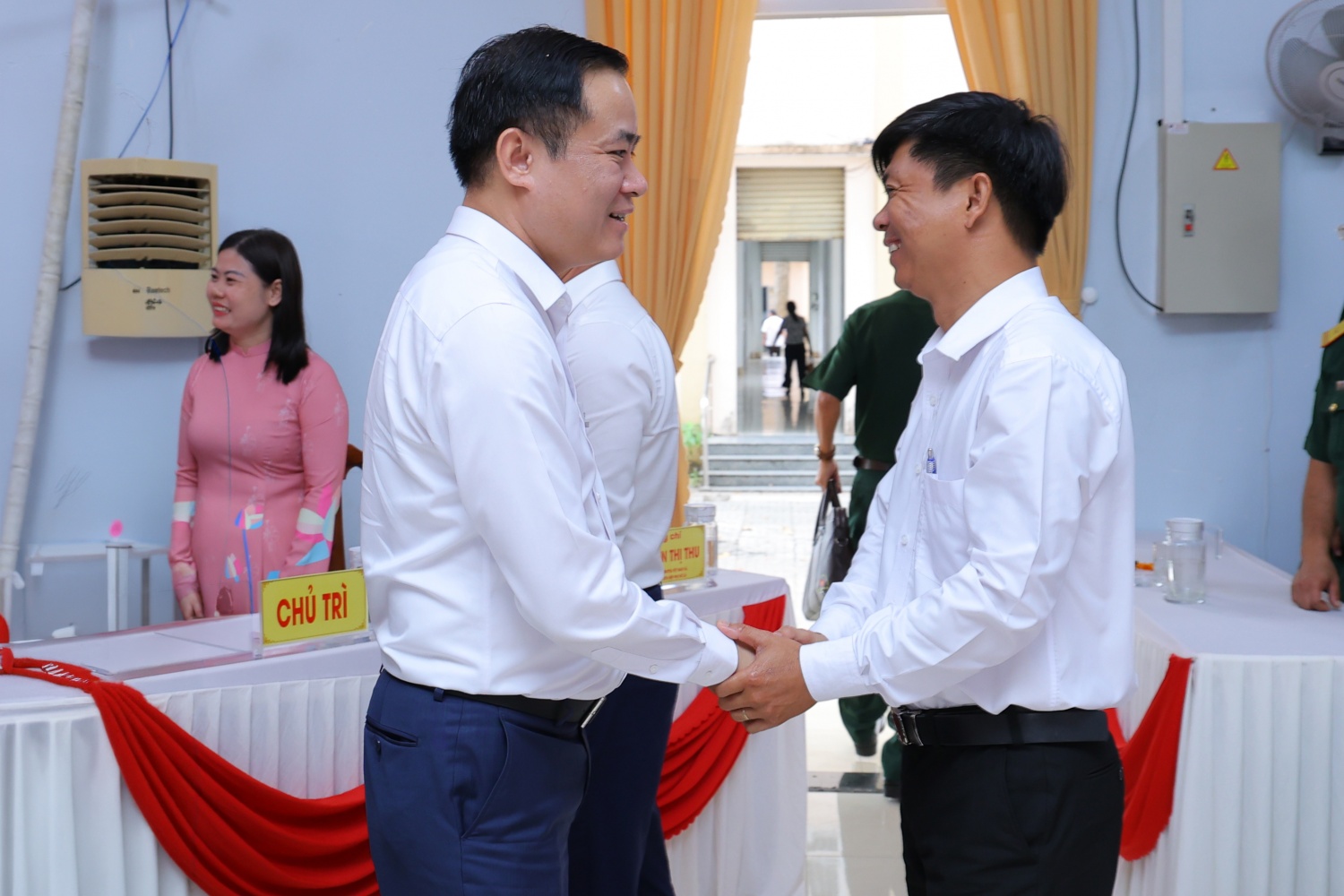 Đồng chí Lê Ngọc Sơn trao đổi với các đại biểu, cử tri dự hội nghị