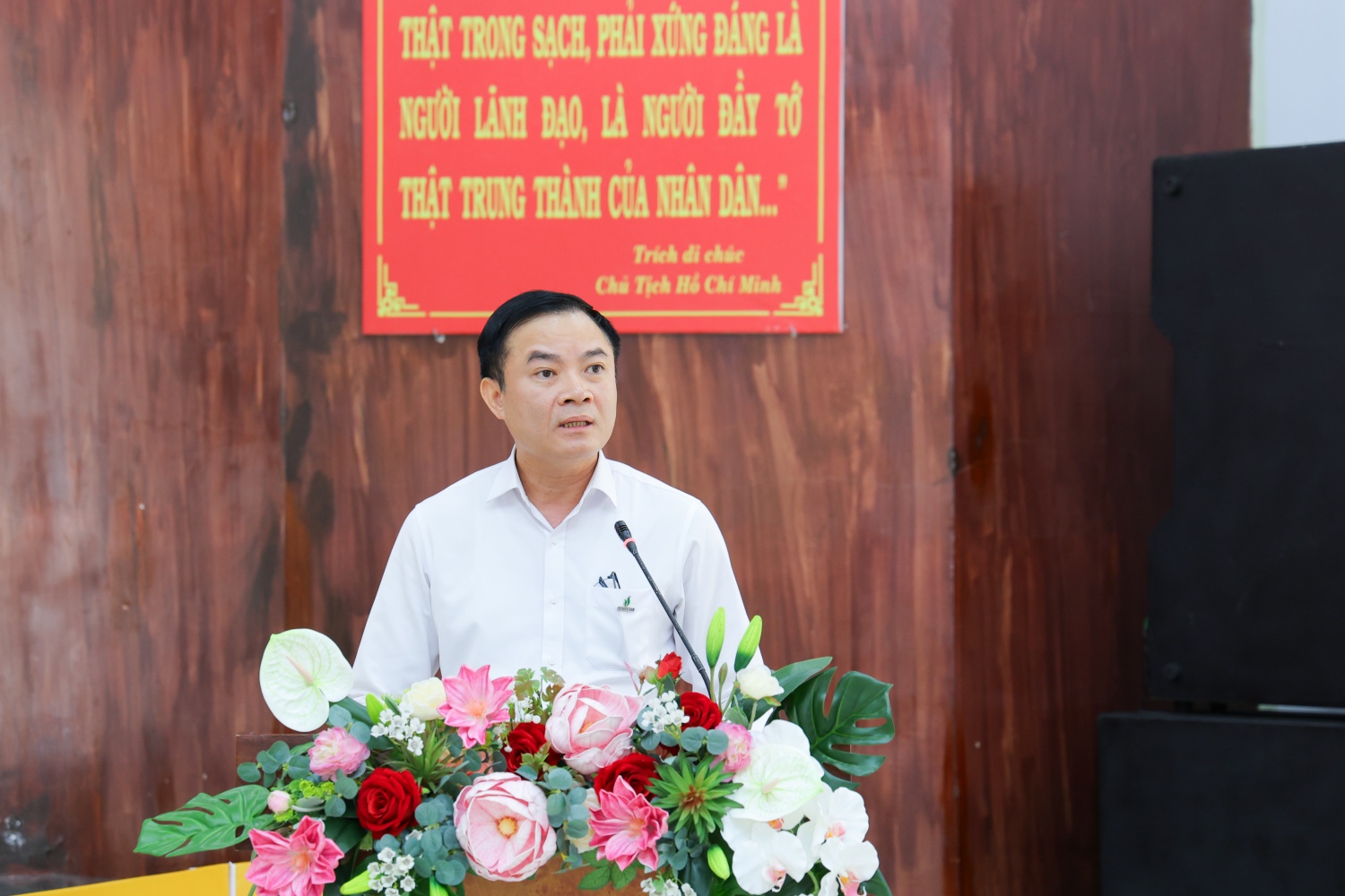 Đồng chí Lê Ngọc Sơn, Bí thư Đảng ủy, Chủ tịch HĐTV Petrovietnam trình bày chương trình hành động tại hội nghị