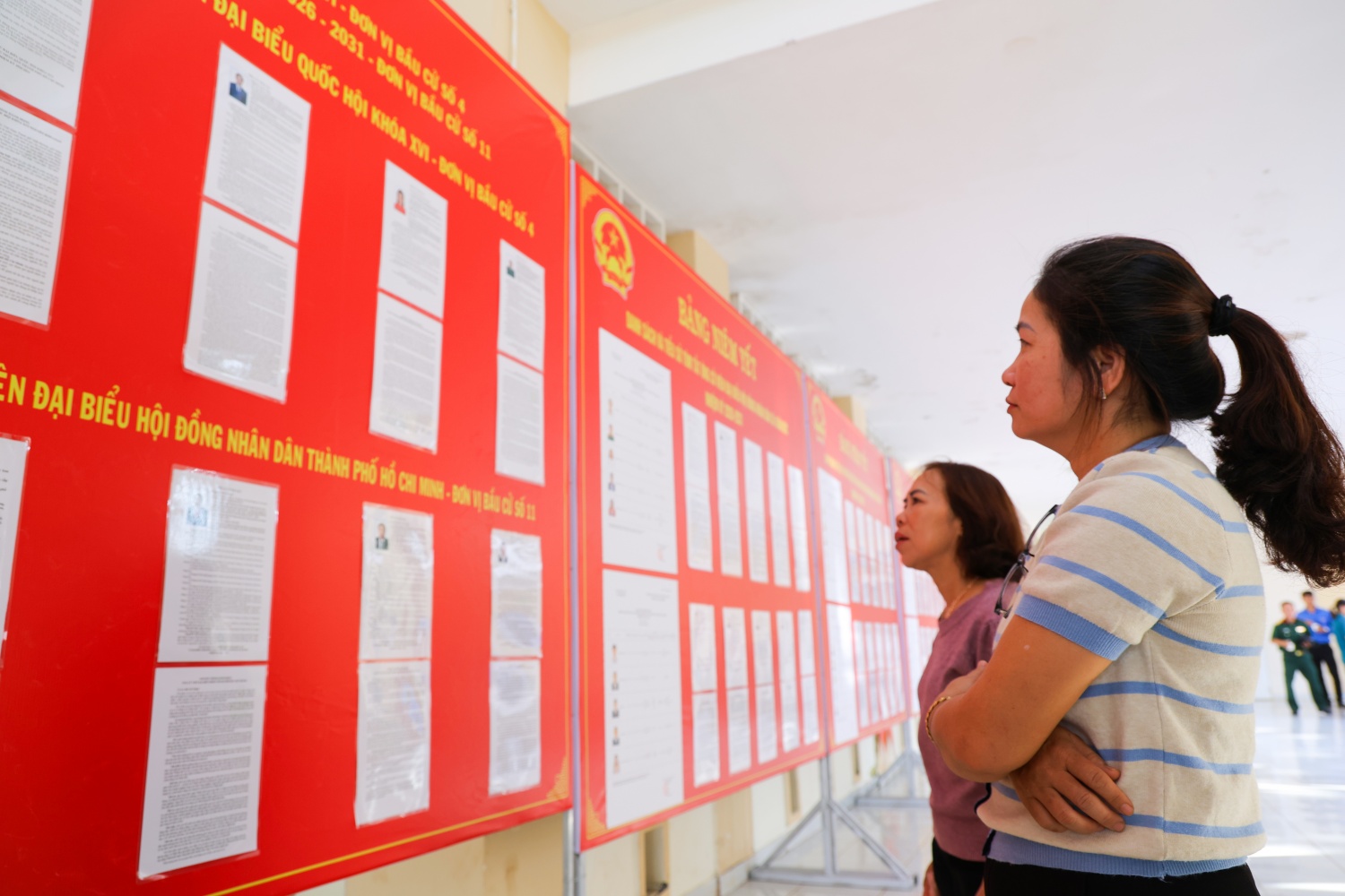 Các cử tri tìm hiểu thông tin về ứng cử viên ĐBQH và đại biểu HĐND các cấp