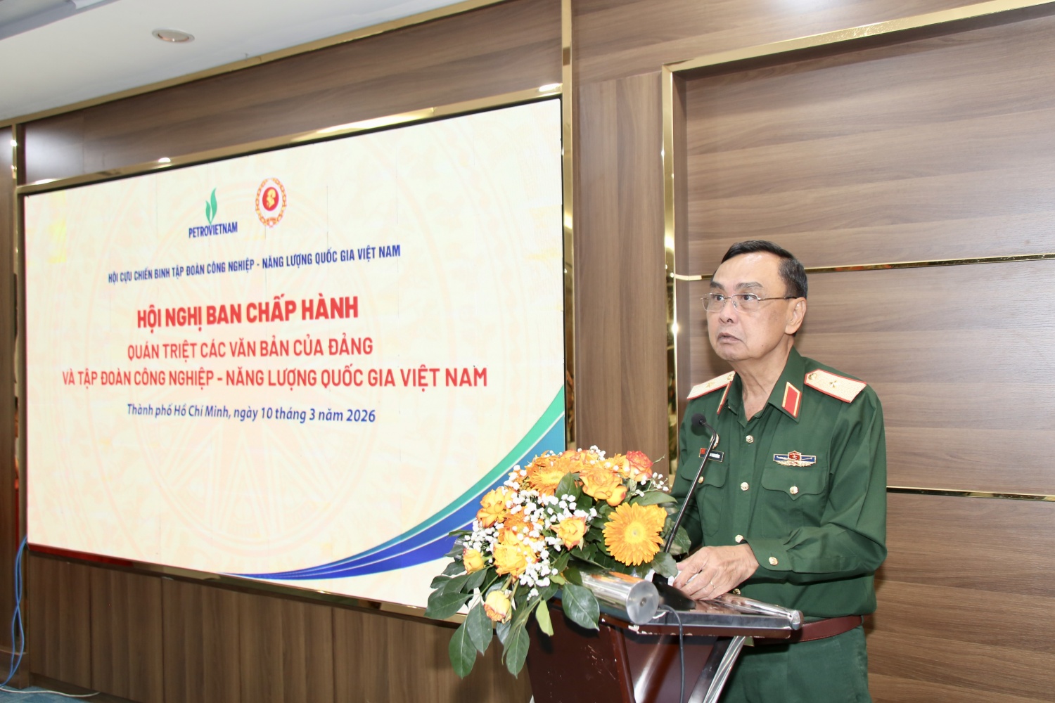 Thiếu tướng Nguyễn Minh Hoàng đề nghị các hội viên tiếp tục nghiên cứu kỹ các tài liệu đã được phổ biến, đồng thời phát huy vai trò cầu nối, lan tỏa thông tin chính thống tới hội viên và nhân dân.