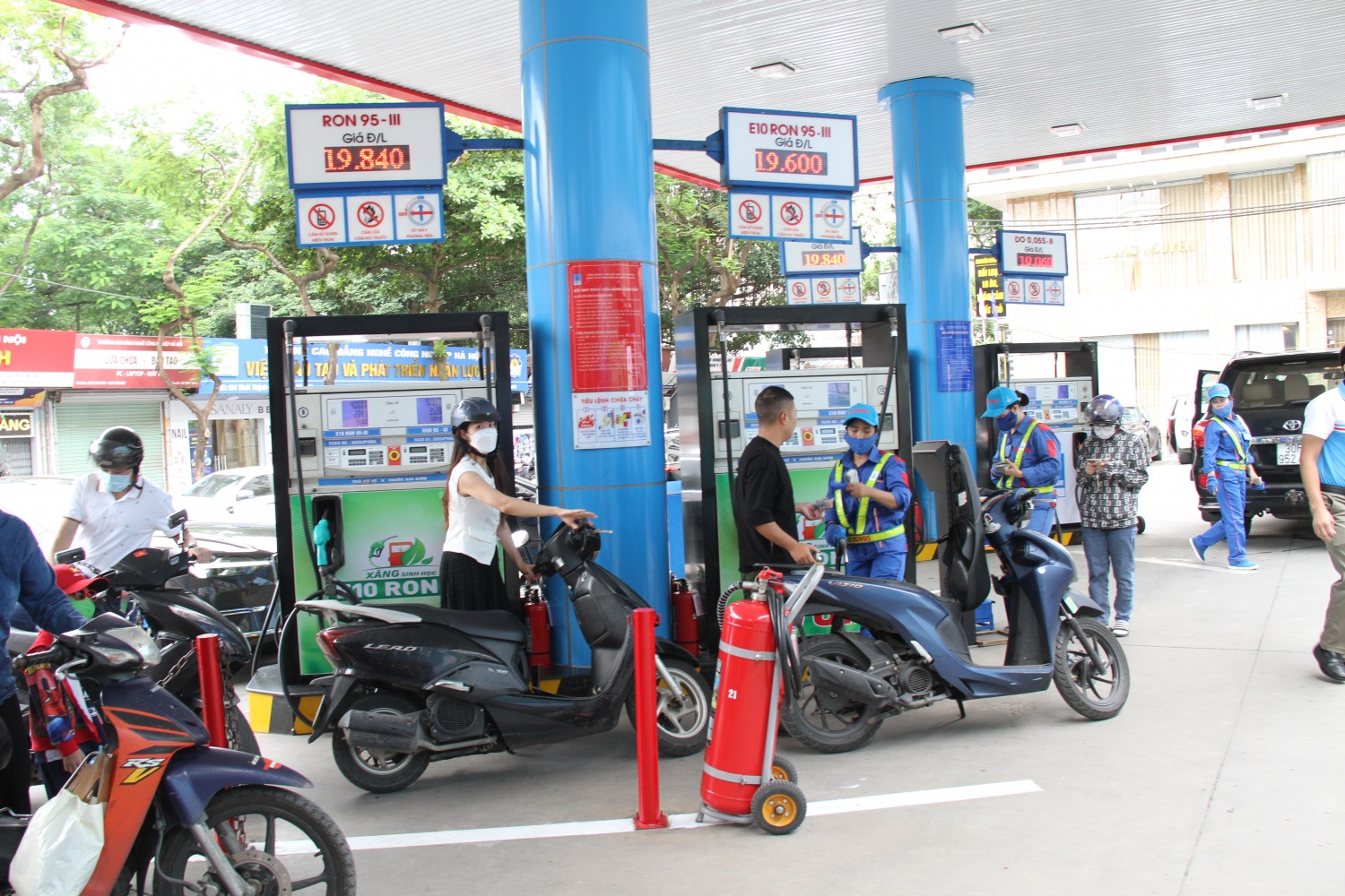 Bộ Công Thương ban hành Chỉ thị tăng cường bảo đảm an ninh năng lượng trước biến động tại Trung Đông (Ảnh : Người dân mua xăng tại cửa hàng xăng dầu Thái Thịnh - Hà Nội)