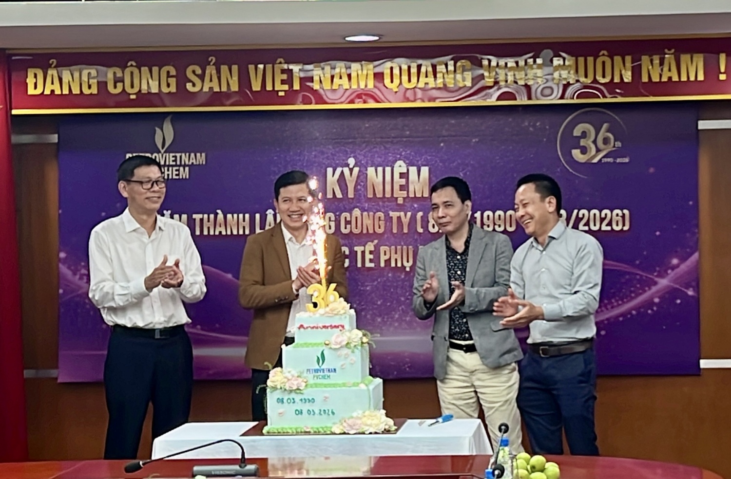 Đại diện lãnh đạo PVChem tiến hành nghi thức chúc mừng kỷ niệm 36 năm thành lập Tổng công ty.