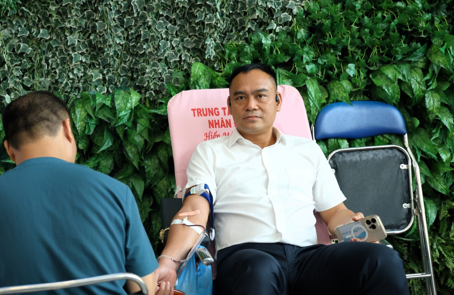 Ông Vũ Chí Cường - Phó Tổng Giám đốc PQPOC tham gia hiến máu.