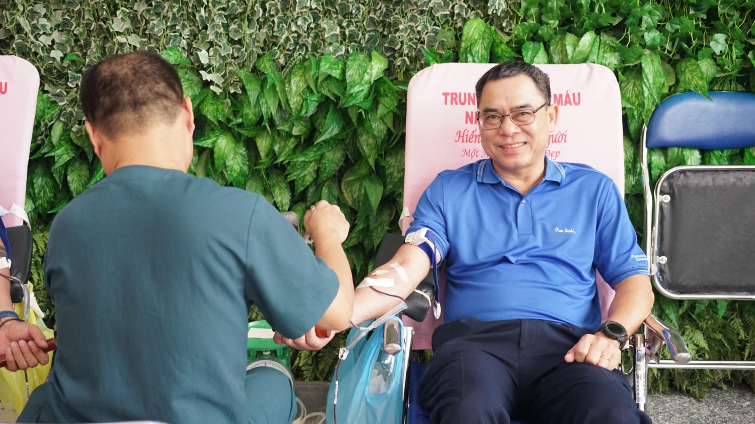 Ông Nguyễn Trọng Nghiêm - Chủ tịch Công đoàn BIENDONG POC tham gia hiến máu.