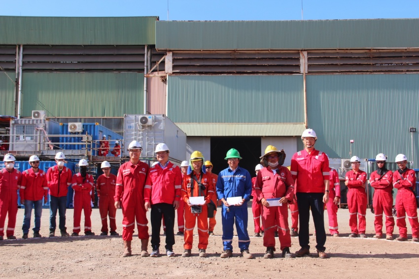 Ông Nguyễn Xuân Ninh - Giám đốc Chi nhánh PVEP-POC và ông Lê Đức Tuệ - Chủ tịch Công ty PVEP-POC tặng quà động viên người lao động trực tiếp lắp dựng Panel Row 2.