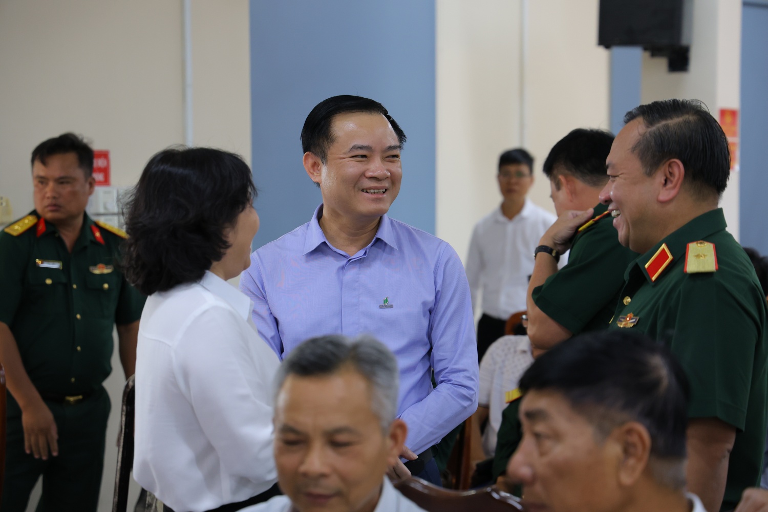 Đồng chí Lê Ngọc Sơn trò chuyện với các cử tri phường Rạch Dừa