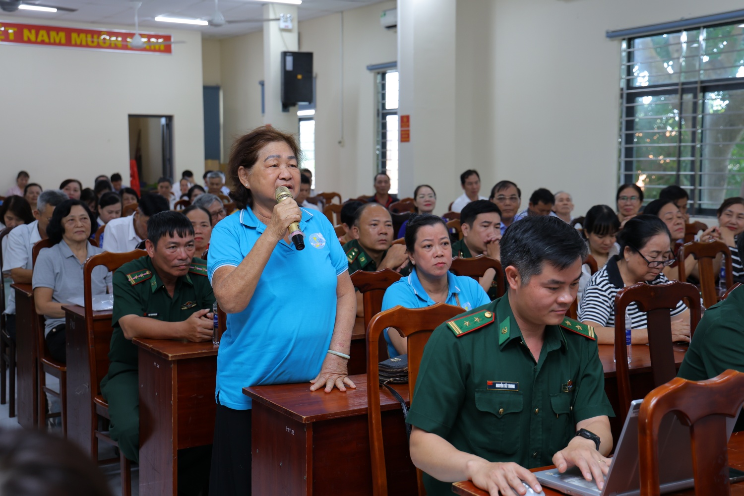 Cử tri cũng bày tỏ nhiều ý kiến, nguyện vọng liên quan đến các lĩnh vực như chăm lo y tế, chính sách cho các đối tượng yếu thế, phát triển văn hóa – nghệ thuật và xây dựng thiết chế văn hóa cơ s