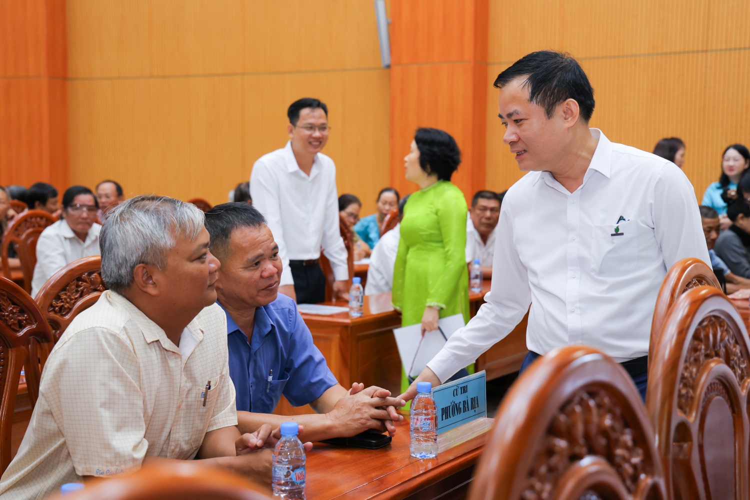 Đồng chí Lê Ngọc Sơn trao đổi với các cử tri phường Bà Rịa