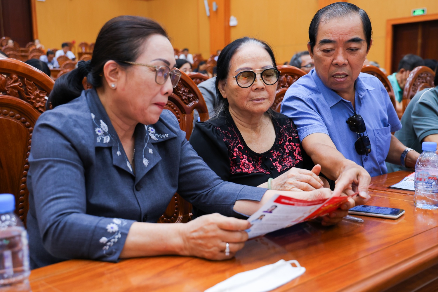 Các cử tri tìm hiểu thông tin về các ứng cử viên ĐBQH và đại biểu HĐND các cấp