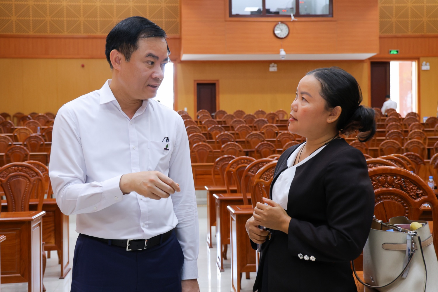 Đồng chí Lê Ngọc Sơn chia sẻ với cử tri Nguyễn Thị Hoài Thảo (khu phố 6, Phước Nguyên, phường Bà Rịa) về chương trình STEM Innovation Petrovietnam