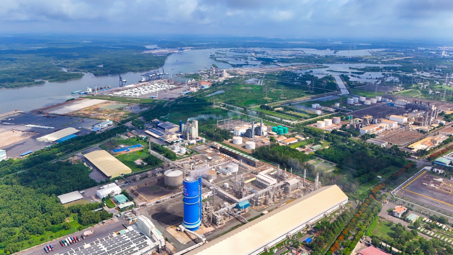 Tại khu vực phường Phú Mỹ, sản lượng hàng hóa thông qua hệ thống logistics của PVFCCo - Phú Mỹ ước tính khoảng 1,3 triệu tấn/năm.