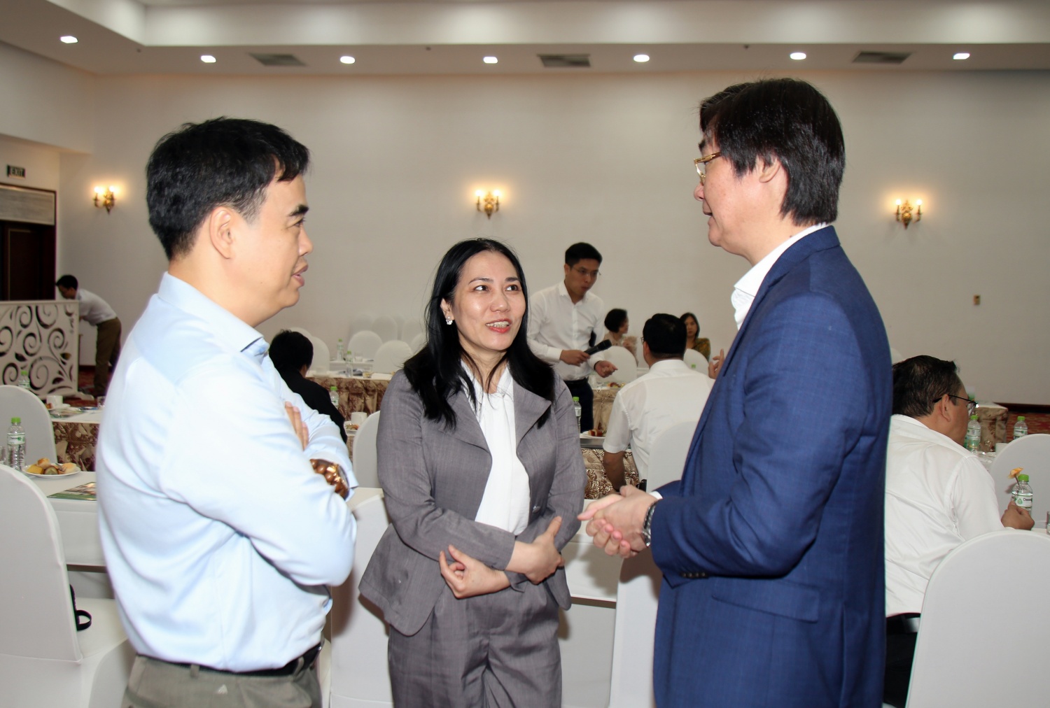 Đồng chí Nguyễn Mạnh Kha trao đổi với đại biểu bên lề hội nghị.