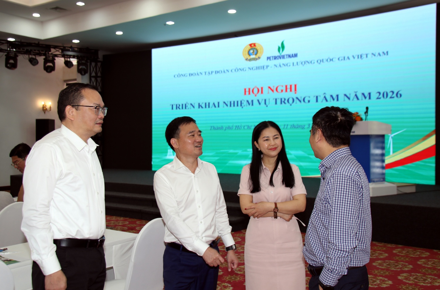 Các đại biểu trao đổi bên lề hội nghị.