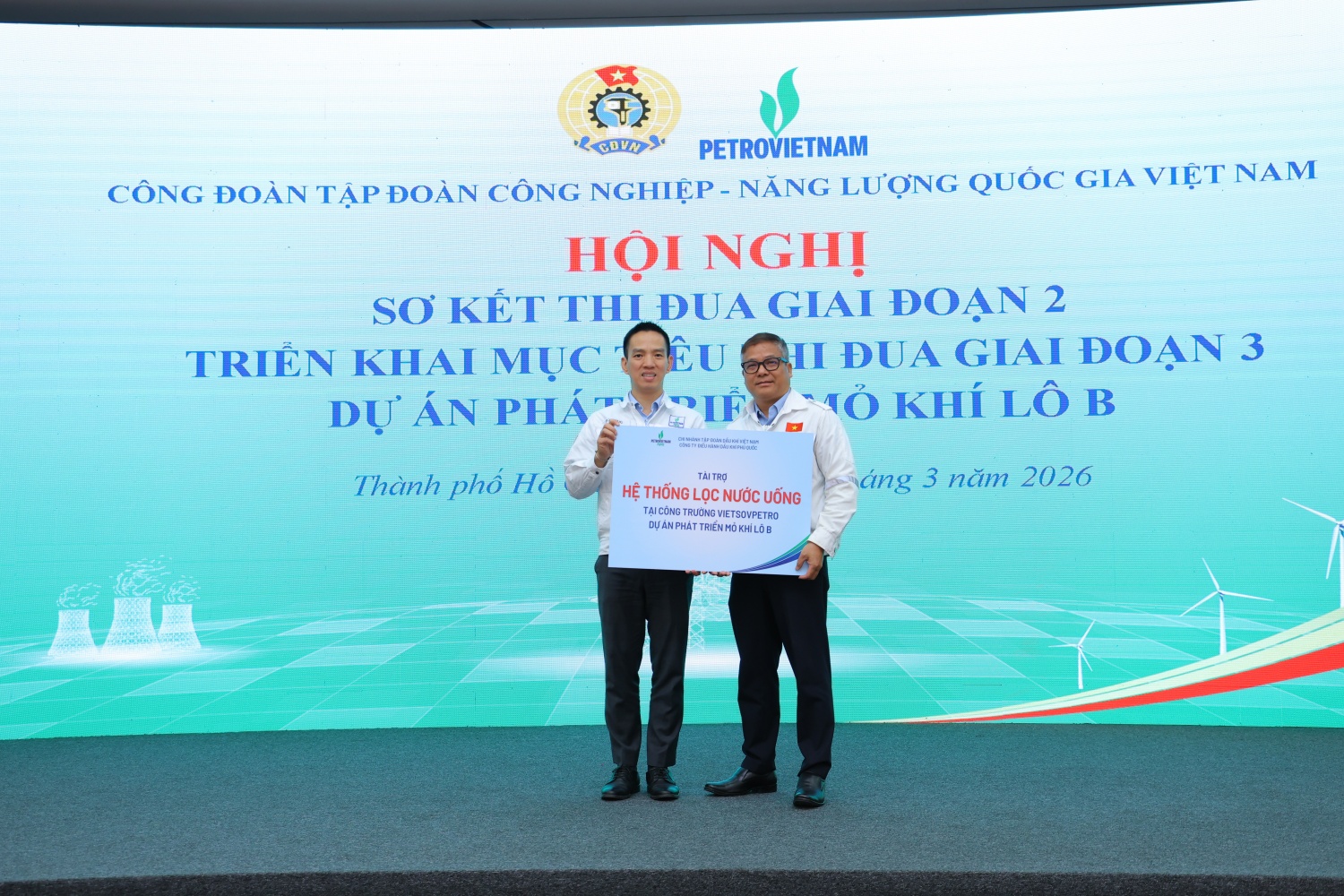 Đồng chí Phạm Xuân Phúc - Tổng Giám đốc PQPOC tài trợ hệ thống lọc nước uống tại công trường Vietsovpetro Dự án Phát triển Mỏ khí Lô B.