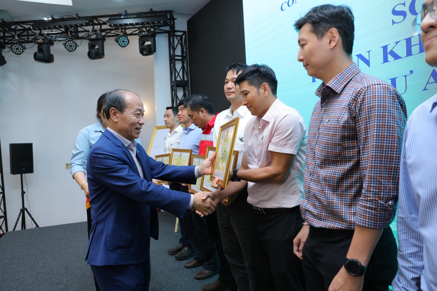 Đồng chí Phạm Quang Dũng - Chủ tịch Hội CCB Petrovietnam trao bằng khen của Công đoàn Petrovietnam cho các cá nhân tham gia Dự án Phát triển Mỏ khí Lô B hoàn thành xuất sắc nhiệm vụ giai đoạn 2.
