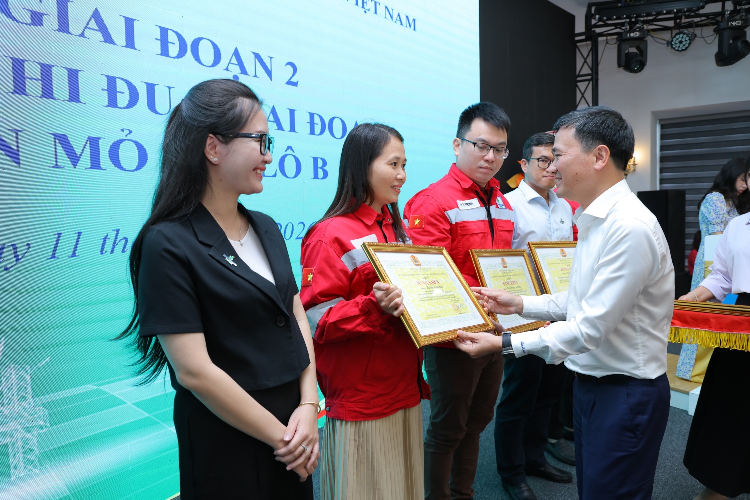 Đồng chí Vũ Anh Tuấn - Phó Chủ tịch Công đoàn Petrovietnam trao bằng khen của Công đoàn Petrovietnam cho các cá nhân tham gia Dự án Phát triển Mỏ khí Lô B hoàn thành xuất sắc nhiệm vụ giai đoạn 2.
