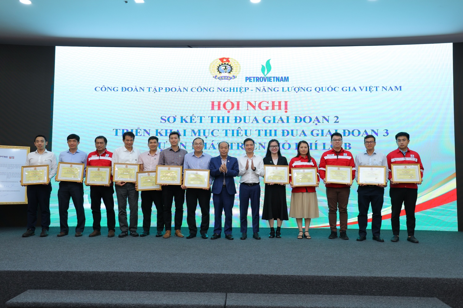 Các cá nhân nhận bằng khen của Công đoàn Petrovietnam.