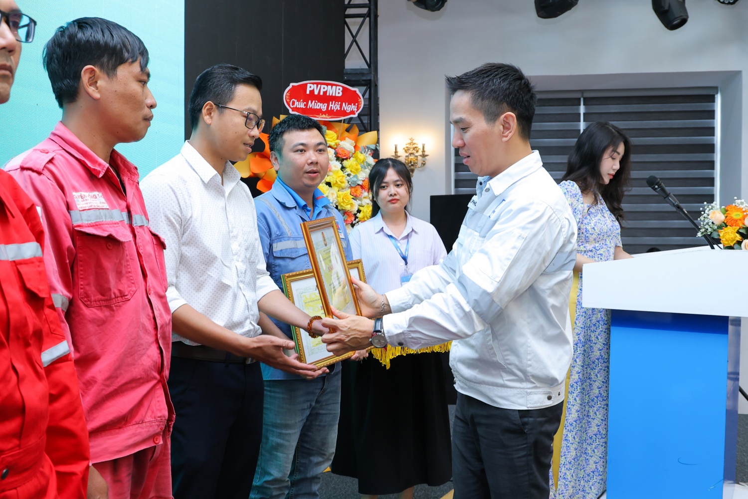 Đồng chí Phạm Xuân Phúc trao khen thưởng cho các cá nhân tham gia Dự án Phát triển Mỏ khí Lô B hoàn thành xuất sắc nhiệm vụ giai đoạn 2.