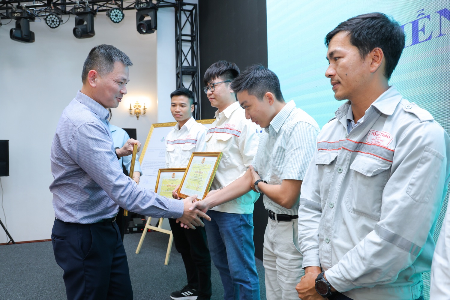 Đồng chí Phạm Xuân Ngọc trao khen thưởng cho các cá nhân tham gia Dự án Phát triển Mỏ khí Lô B hoàn thành xuất sắc nhiệm vụ giai đoạn 2.