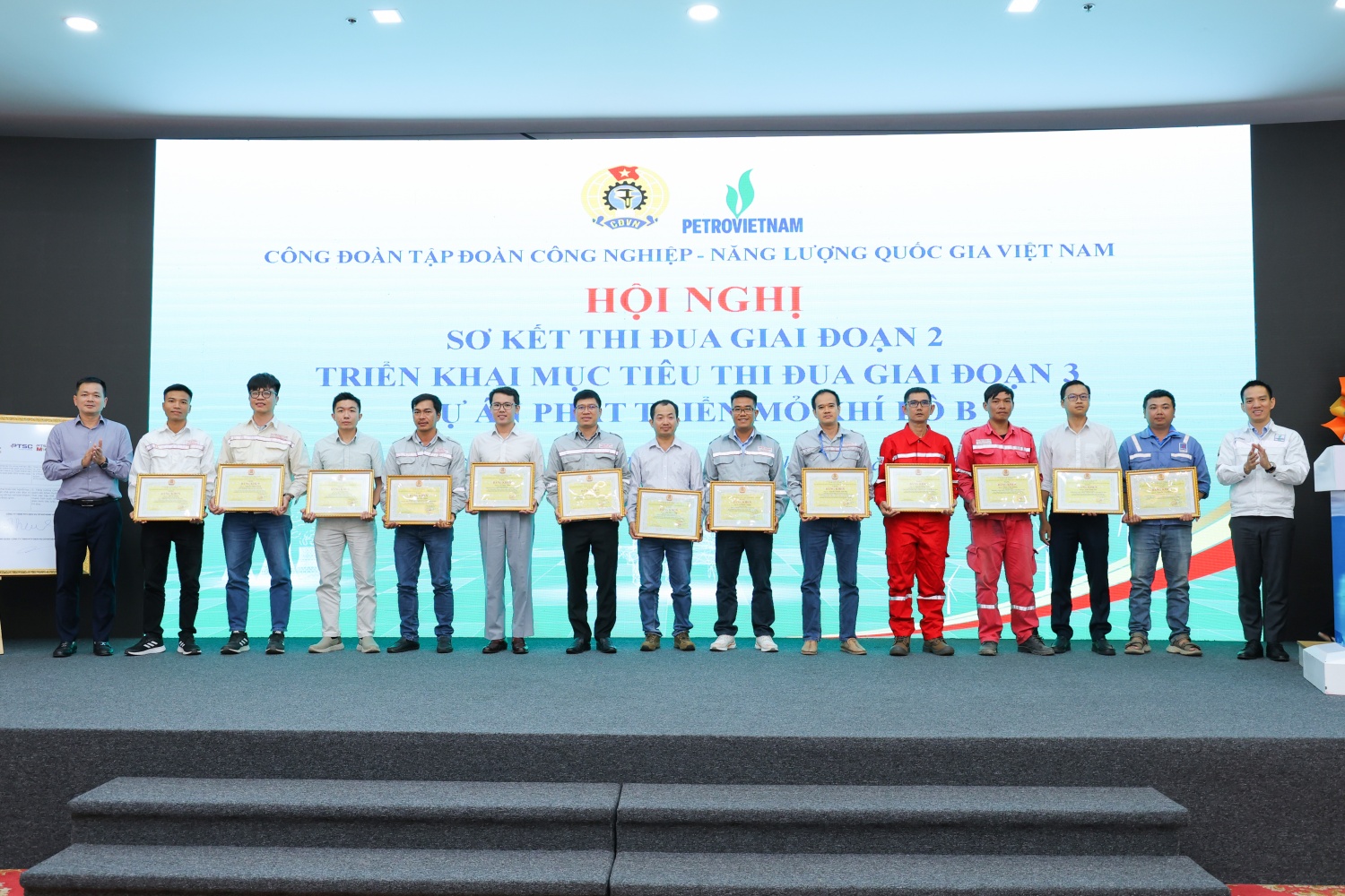 Các cá nhân nhận khen thưởng hoàn thành xuất sắc nhiệm vụ giai đoạn 2 Dự án Phát triển Mỏ khí Lô B