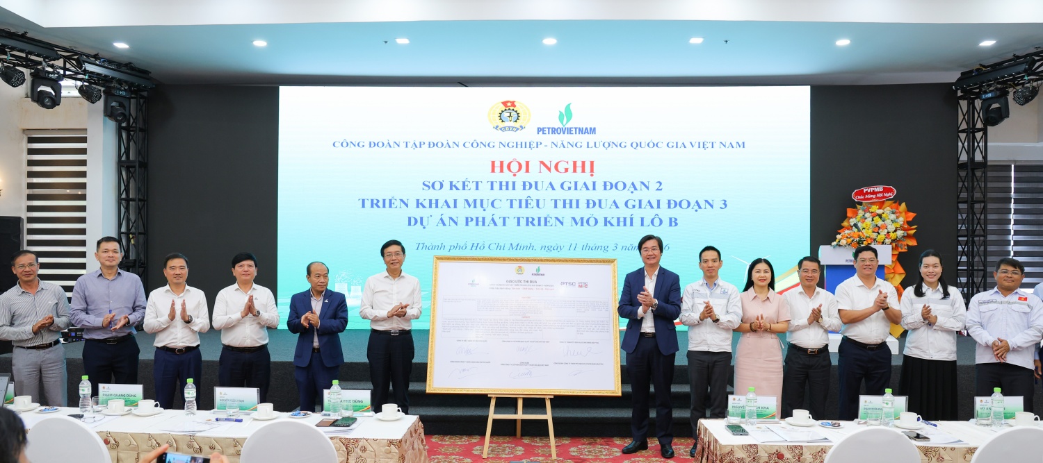 Đại diện các bên tham gia ký giao ước thi đua hoàn thành dự án.