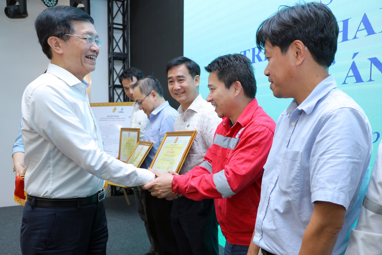 Đồng chí Trần Quang Dũng trao bằng khen của Công đoàn Petrovietnam cho các tổ chức tham gia Dự án Phát triển Mỏ khí Lô B hoàn thành xuất sắc nhiệm vụ giai đoạn 2.